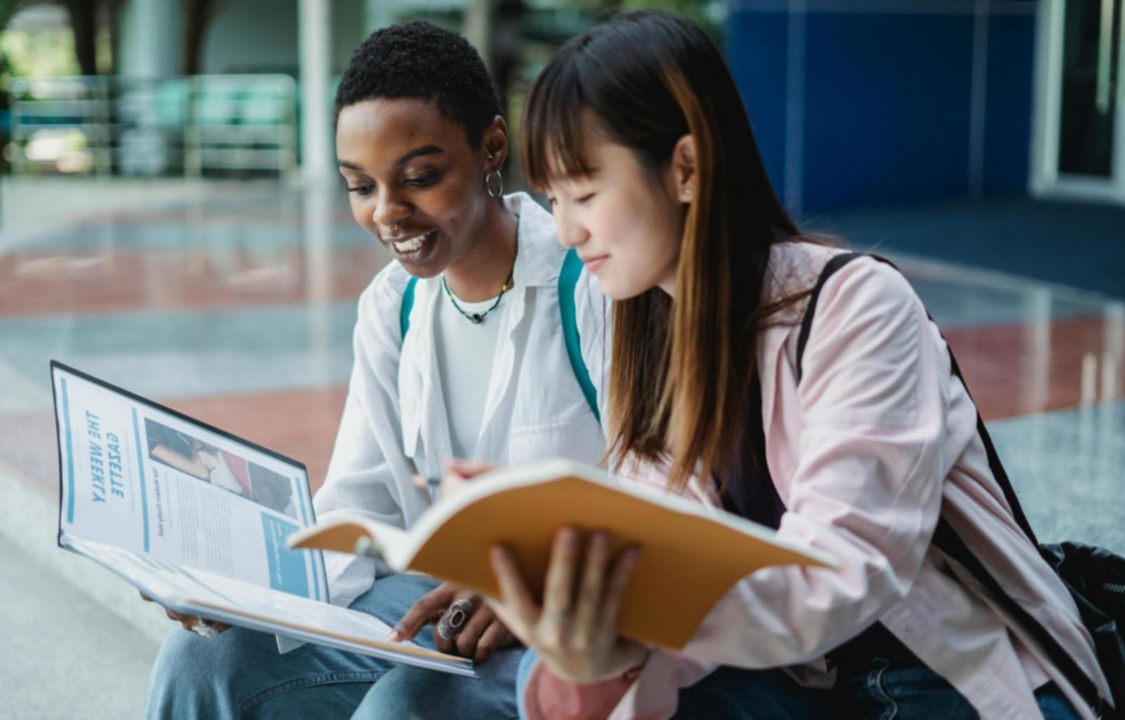 Aula di tribunale moderna con focus sulla posizione dell'avvocato