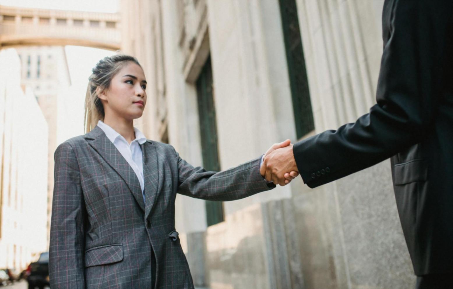 Professionisti legali durante sessione pratica di tecniche processuali